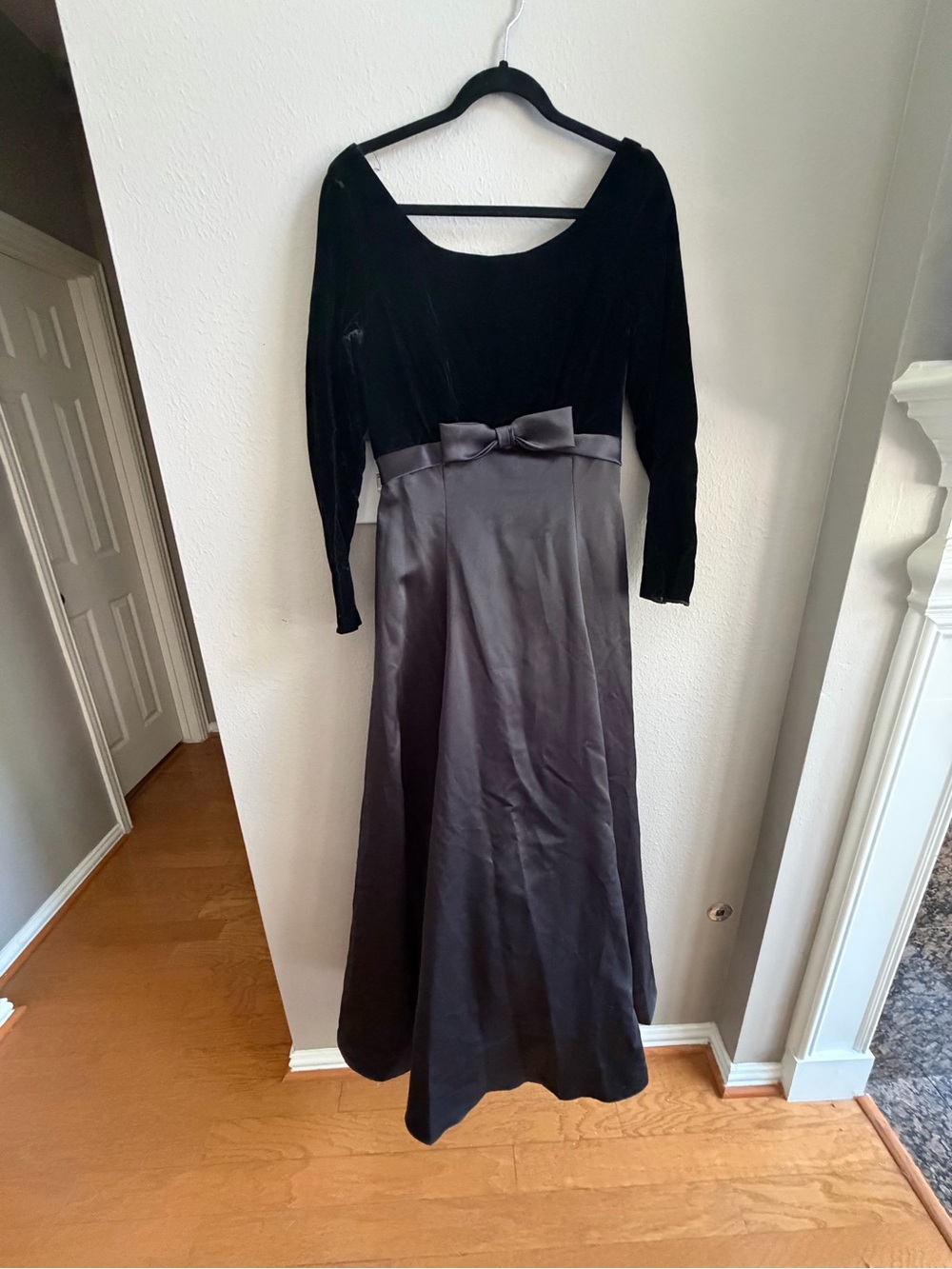 Jim Hjelm vintage. EUC Black velvet & Charcoal Two-Tone Evening Dress. Size: 10